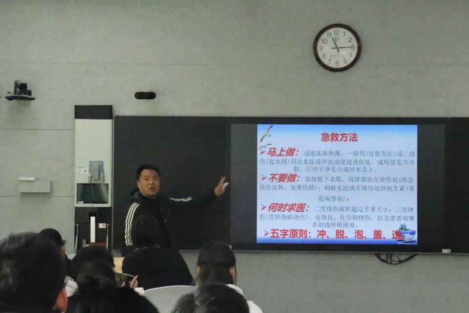 医师详细地讲，学员认真地听.jpg