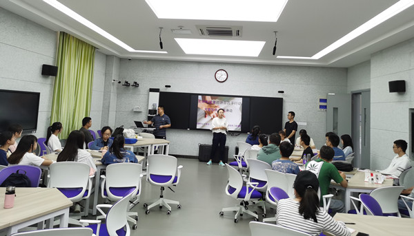 王睿老师做培训总动员.jpg 王睿老师做培训总动员.jpg