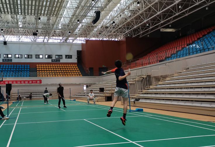 图为比赛现场参赛选手身轻如燕.jpg 图为比赛现场参赛选手身轻如燕.jpg